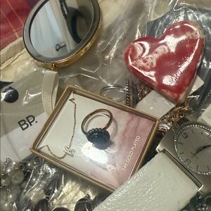 This is not skin care it’s costume bundel of jewlry in Gold Pouch